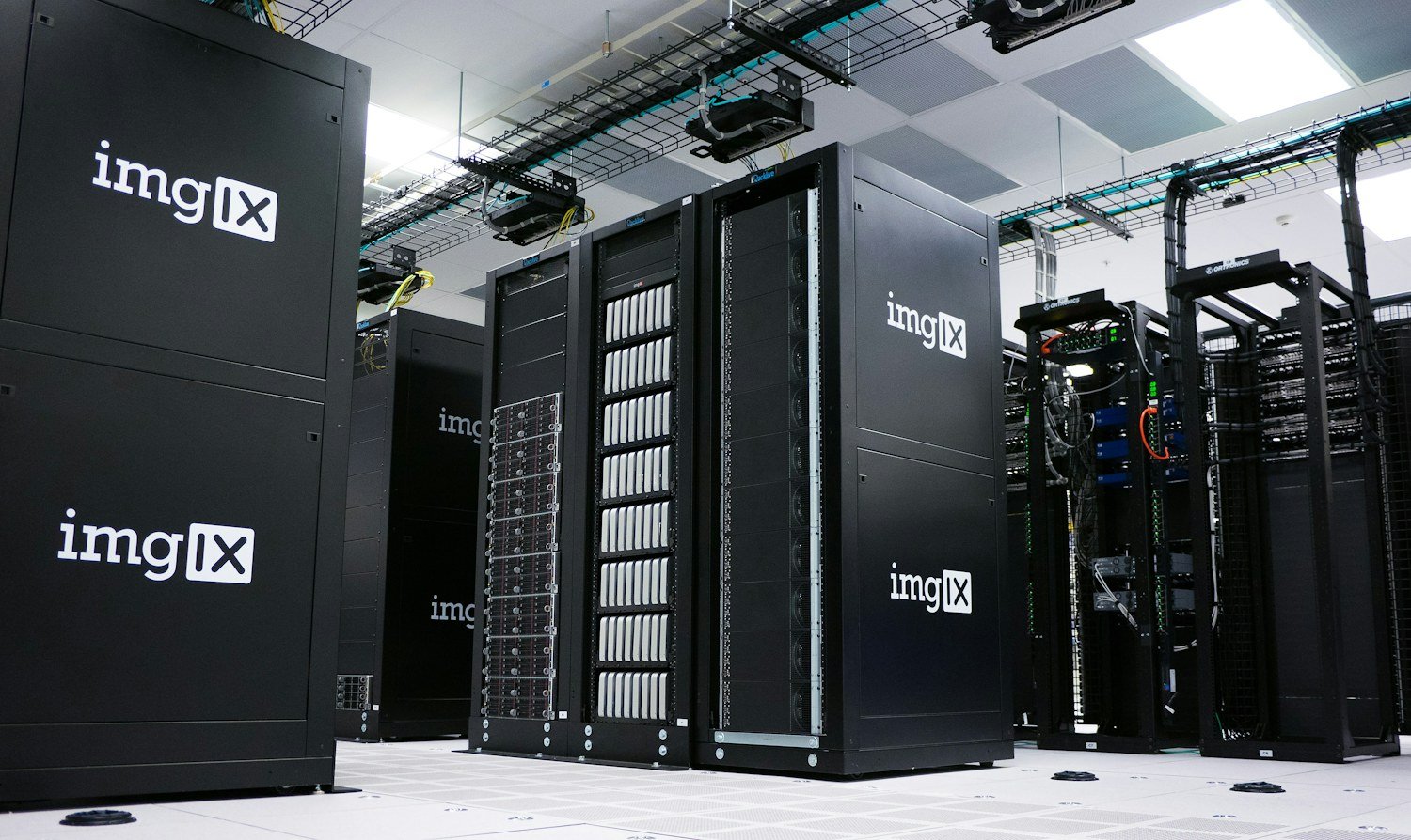 Racks y cableado de una sala de servidores